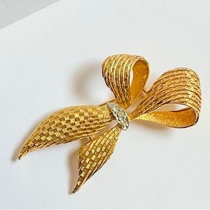 Elegant Vintage Bow with Rhinestones Brooch - Signed Gerry's